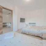 Mia *